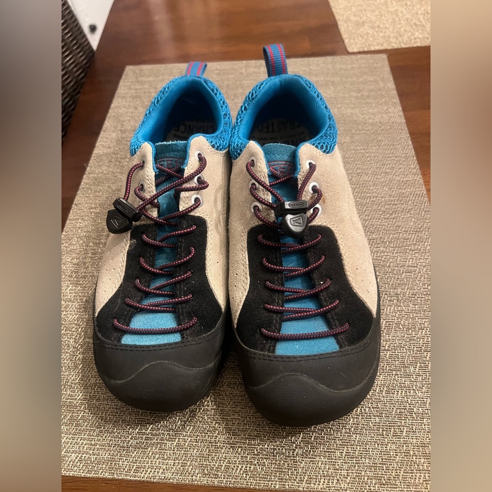 Keen Women's Jasper Rocks Sneakers in Fjord/Safari Black, Blue, and Beige - Picture 7 of 7